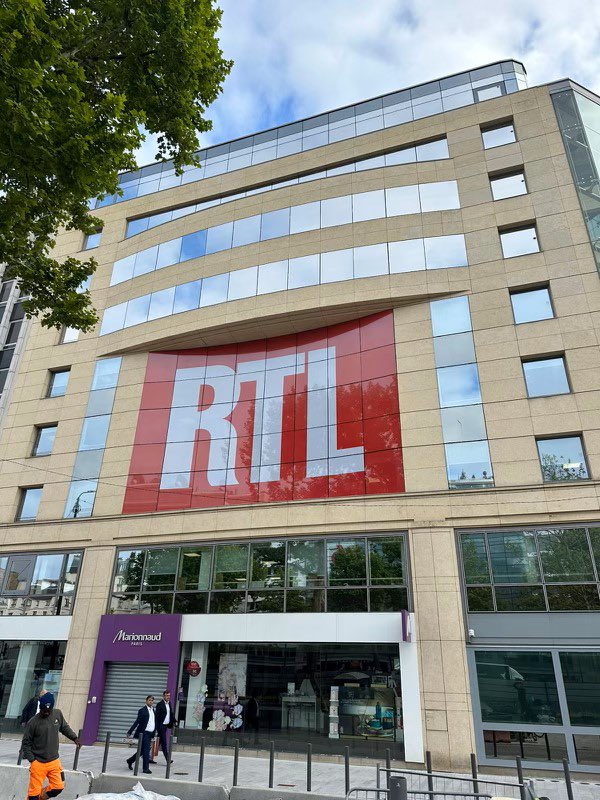 « RTL et la vie est plus belle ». Retour en majesté du logo sur la façade ! Merci <a href="/Jon_Curiel/">Jonathan Curiel</a> 🎉🥳😍