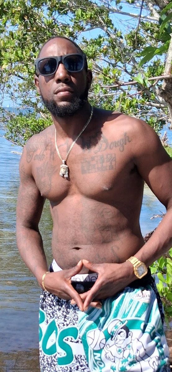 MarzWalks's tweet image. I made it home and im gone catch me at a beach mere u. #firstclassdelivery