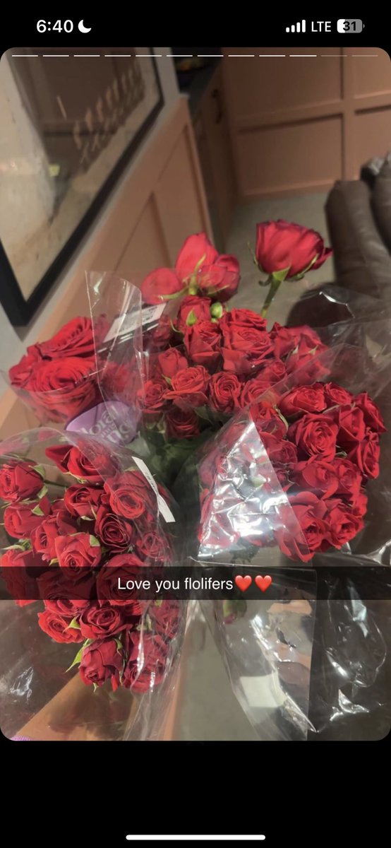 lilidasme's tweet photo. one of the best concerts i’ve been to this year! i gave the girls their flowers (literally lol) & met so many other flolifers ❤️ #AAATOUR #AAAChicago https://t.co/wQC83dpxcd
