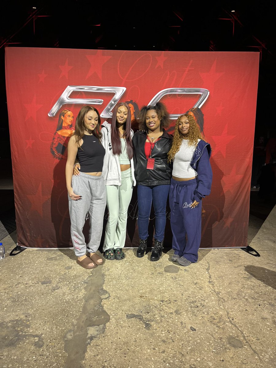 lilidasme's tweet photo. one of the best concerts i’ve been to this year! i gave the girls their flowers (literally lol) & met so many other flolifers ❤️ #AAATOUR #AAAChicago https://t.co/wQC83dpxcd
