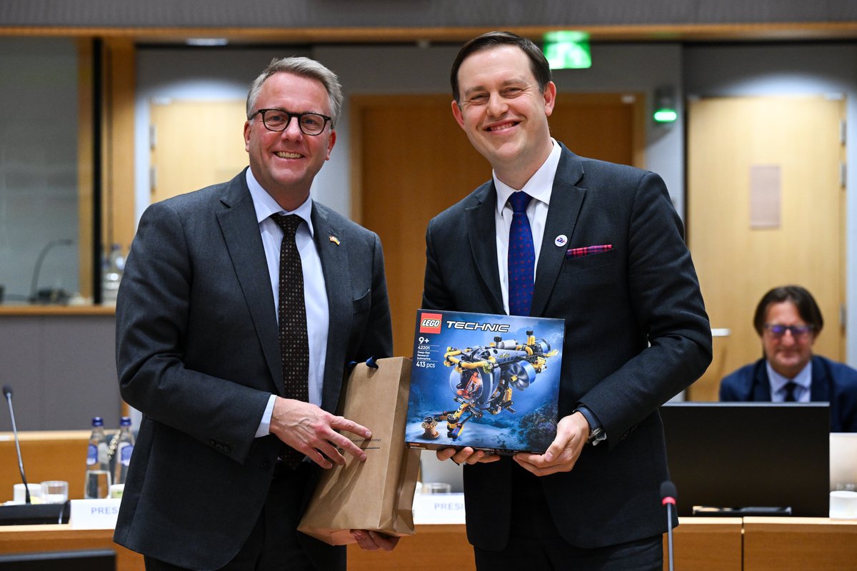 Denmark in the EU (@dkineu) on Twitter photo 🇩🇰Minister <a href="/mfMorten/">Morten Bødskov</a> joins the last #COMPET meeting under the current 🇵🇱 Chair. In line with tradition, Danish priorities were presented and gifts exchanged with <a href="/M_Baranowski/">Michał Baranowski</a> 🇩🇰Minister <a href="/mfMorten/">Morten Bødskov</a> joins the last #COMPET meeting under the current 🇵🇱 Chair. In line with tradition, Danish priorities were presented and gifts exchanged with <a href="/M_Baranowski/">Michał Baranowski</a>