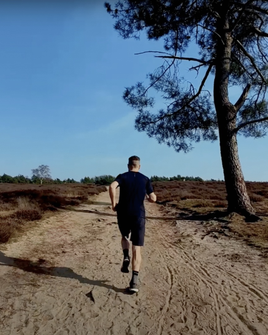 In zijn blog deelt Thomas 7 voordelen van trailrunnen die jou sterker, technischer en mentaal weerbaarder maken op het asfalt. Train je veel over de trails? Dan zullen dezelfde kilometers over de weg aanvoelen als een makkie! 

Lees verder: zurl.co/6Of7m
