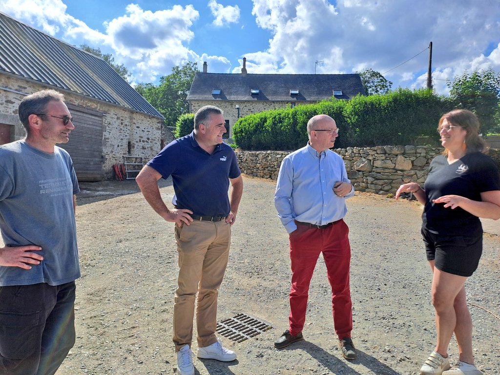[#Syndical] Le pdt de <a href="/worldfarmersorg/">WFO</a> <a href="/ArnoldPuech/">Arnold Puech d Alissac</a> est en déplacement sur <a href="/lamayenne/">La Mayenne, le Département</a>. L'occasion de lui faire visiter la ferme 🐄🐓 La Mancellière à <a href="/lhuisserie/">L'Huisserie</a>, avec Ludovic et <a href="/sylviag53/">sylviag</a>. L'occasion aussi d'échanger sur l'actualité avec le pdt <a href="/fdsea53/">FDSEA53</a> <a href="/renaudierflo/">renaudier florent</a>. <a href="/FNSEA/">La FNSEA</a>