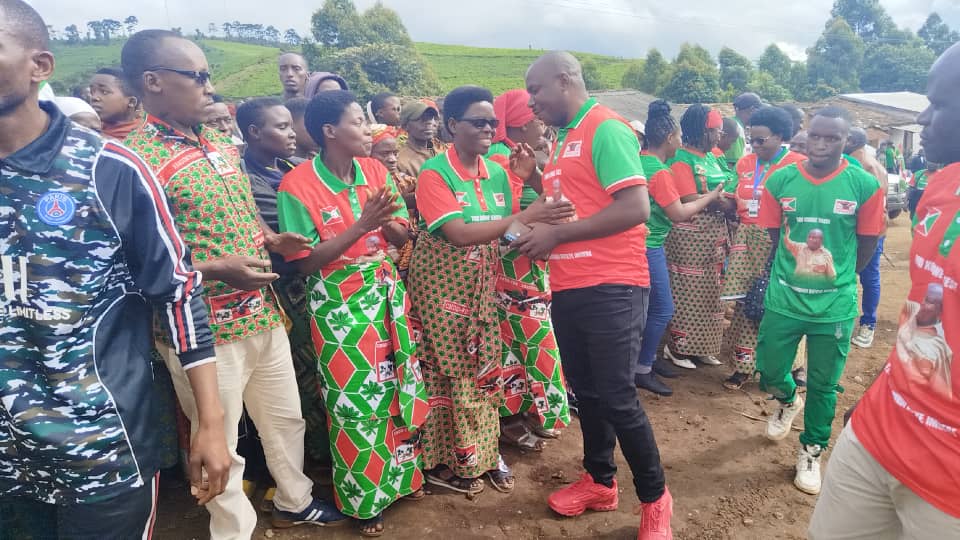 CnddFddButanyer's tweet photo. #Kayanza 22/5/2025
Imitumba 7 ya zone Rwegura , imitumba 3 ya Zone Muruta,niyo ubuserukizi bwa @CnddFdd muri Komine #Kayanza,bakoreyeko ibikorwa vyo kwiyamamaza,Aho hose bariko basigura imigambi umugambwe @CnddFdd washize imbere ngo uzorangurire abarundi. https://t.co/27I7gTE6nr
