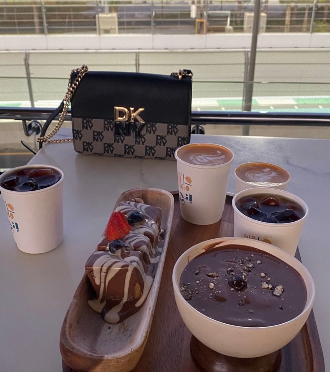 ليت اللقى ياحبيبي على الكيف 
والله لا اتخير شوفتك كل ليله "

                   🤎