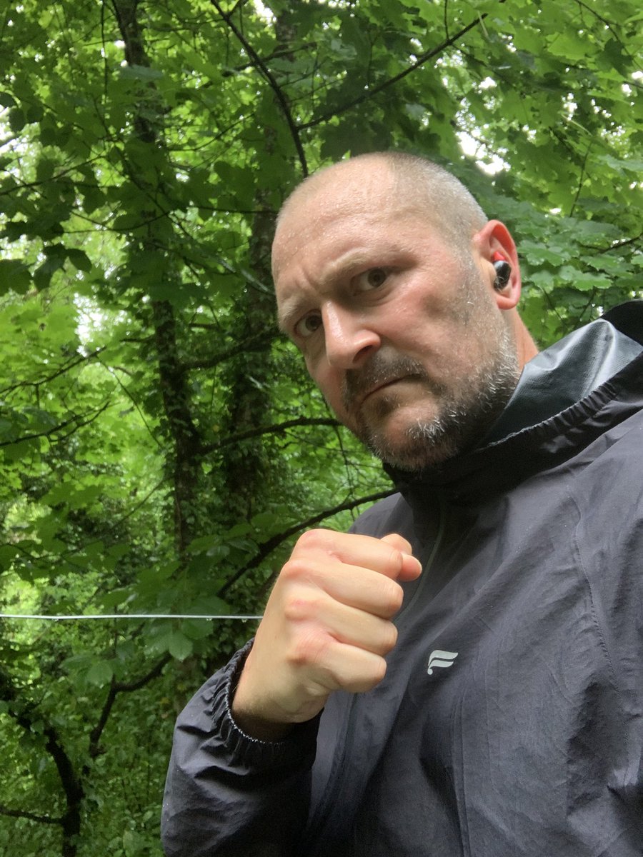 ShuzaLePadawan's tweet photo. Hello mes Runners!
Quelle séance… malheur!
Quelle pluie!
Le coupe vent qui va bien sauf la capuche… Mais le job est fait!
Un bon petit 10 comme d’hab!
Un peu de dénivelé, quelques belles côtes pour préparer la Run Mate!
#ThursdayNoon
#ThursdayMotivation
#NoRunNoFun https://t.co/bkcUtzpkWM