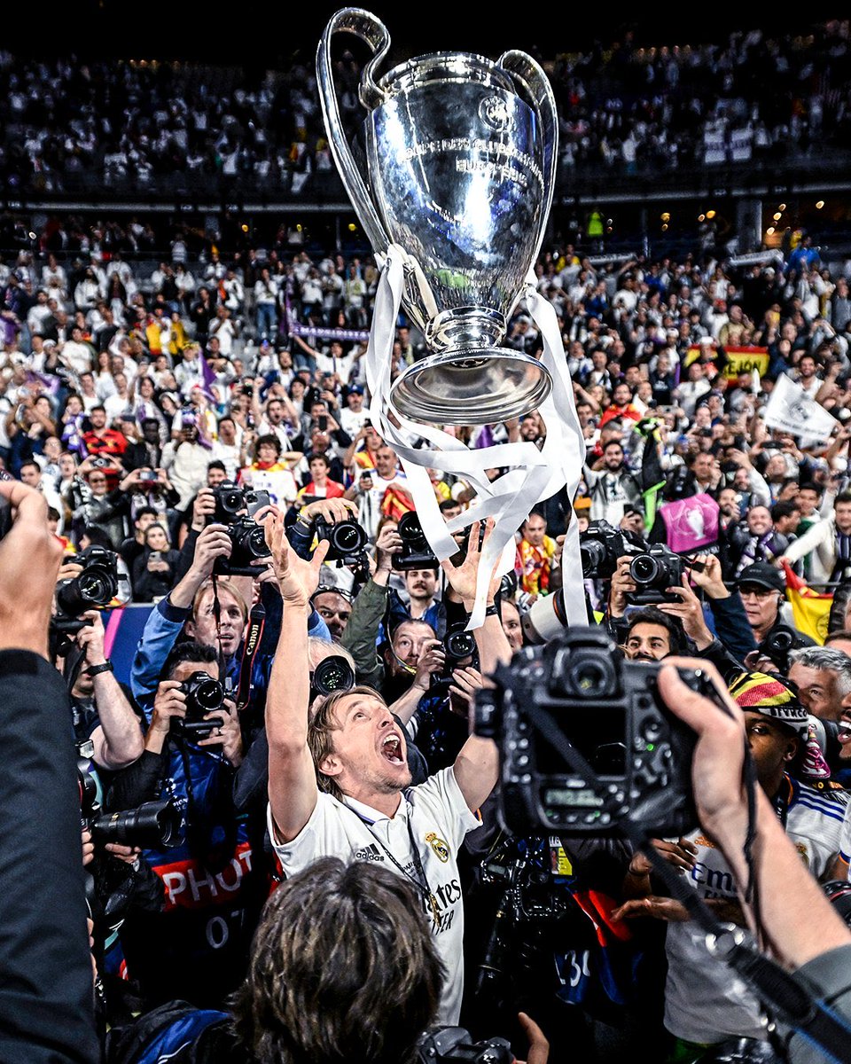 Algo se muere en el alma cuando Luka se nos va.Gracias eternas ,leyenda madridista <a href="/lukamodric10/">Luka Modrić</a>