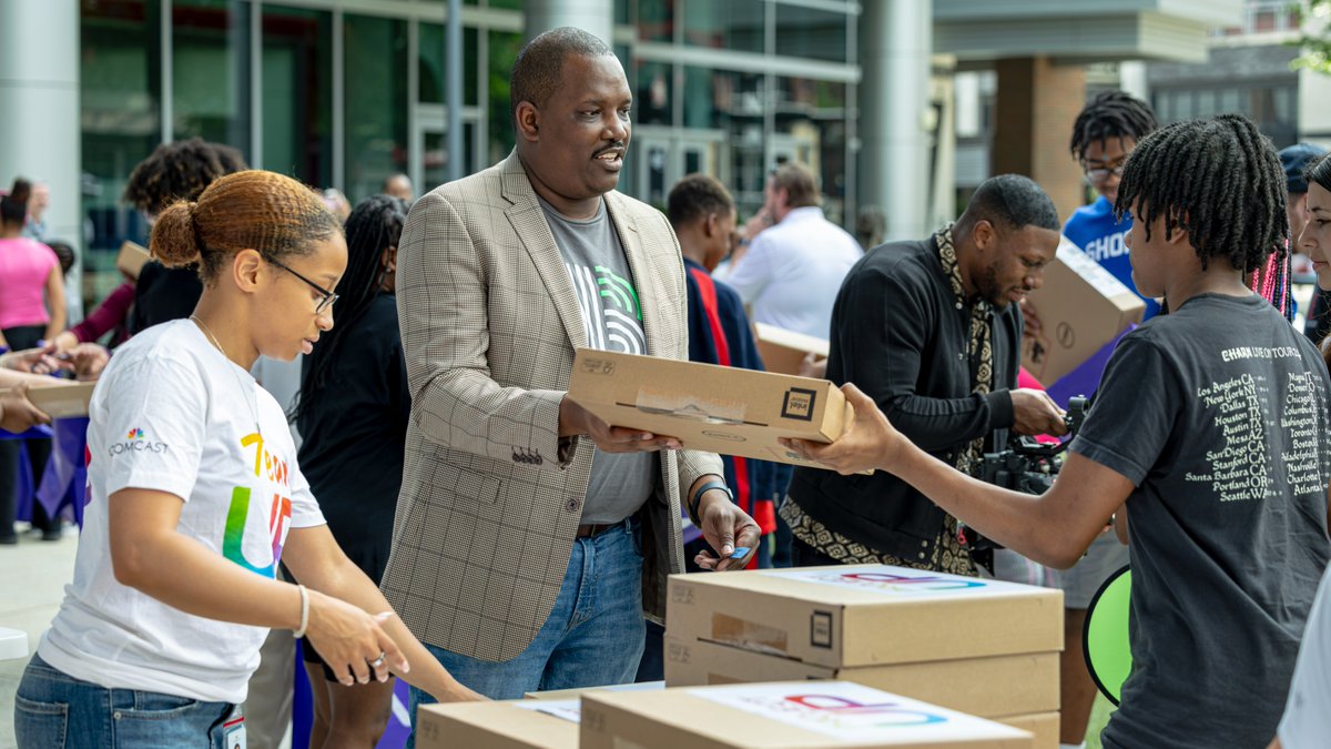 In a powerful display of generosity and impact, @Comcast surprised 39 young people from Big Brothers Big Sisters of Metro Atlanta with brand-new laptops during an end-of-school celebration at The Battery Atlanta! 💻 🎉