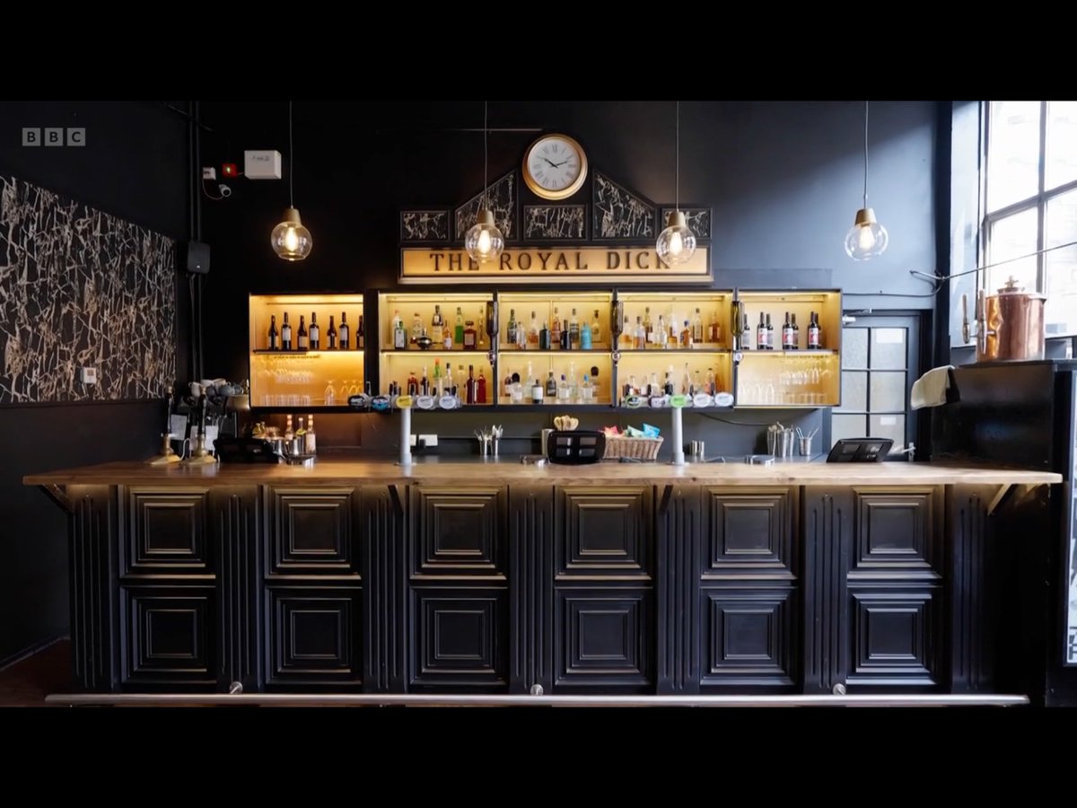 That bar is spectacular.

Highlight of the series.

#interiordesignmasters  #john