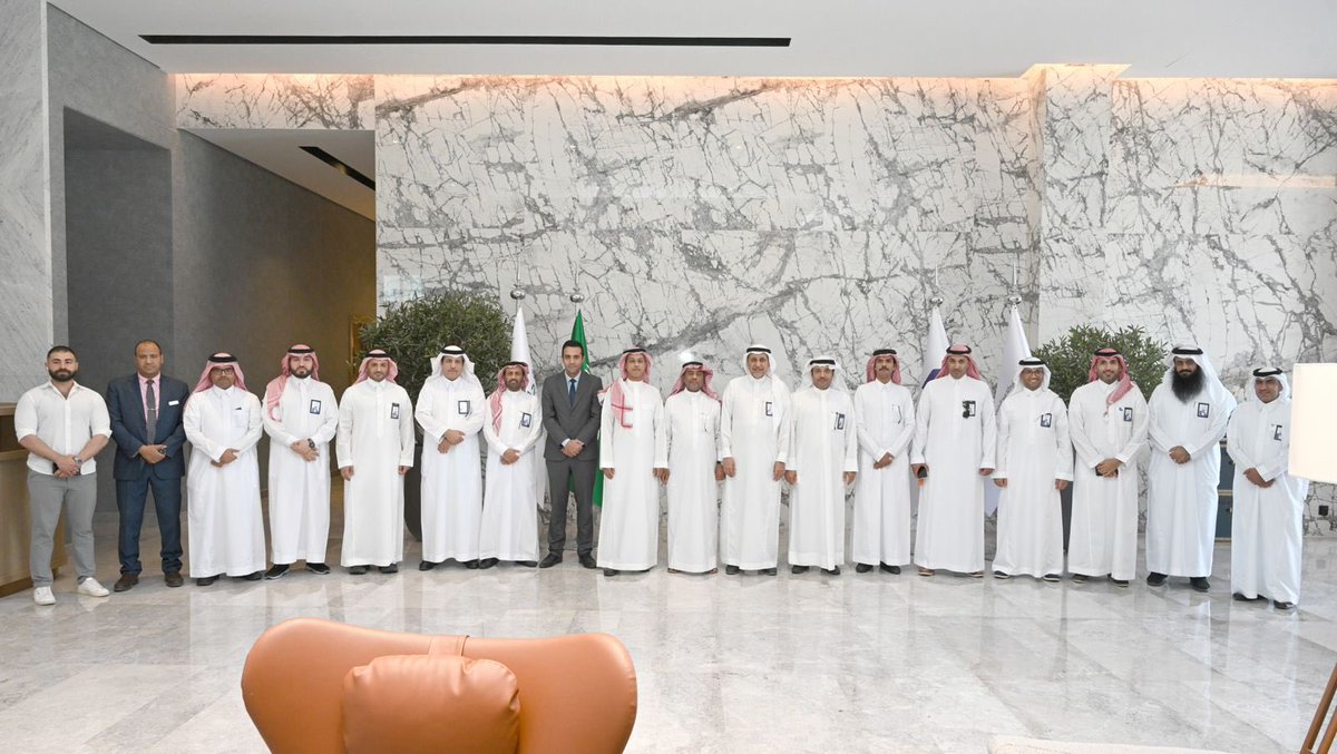 RealstateG's tweet photo. سعدنا بلقاء معالي رئيس الهيئة الملكية في الجبيل وينبع م . خالد السالم وبحضور المدير التنفيذي سعادة الأستاذ محمود الذيب، في اجتماع مثمر يعكس حرص الجميع على تعزيز التكامل وتطوير المشاريع التنموية.
#الهيئة_الملكية #الجبيل #ينبع https://t.co/grl8or7HNu