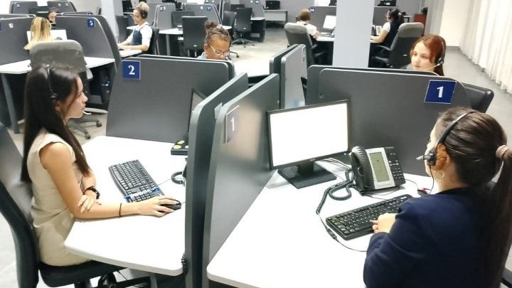 El trabajo en los Centros de Atención Telefónica es fundamental para proporcionar soporte y soluciones a las personas que necesitan ayuda. Las ejecutivas muestran empatía y profesionalismo en cada interacción con el cliente.
#EtecsaConCuba