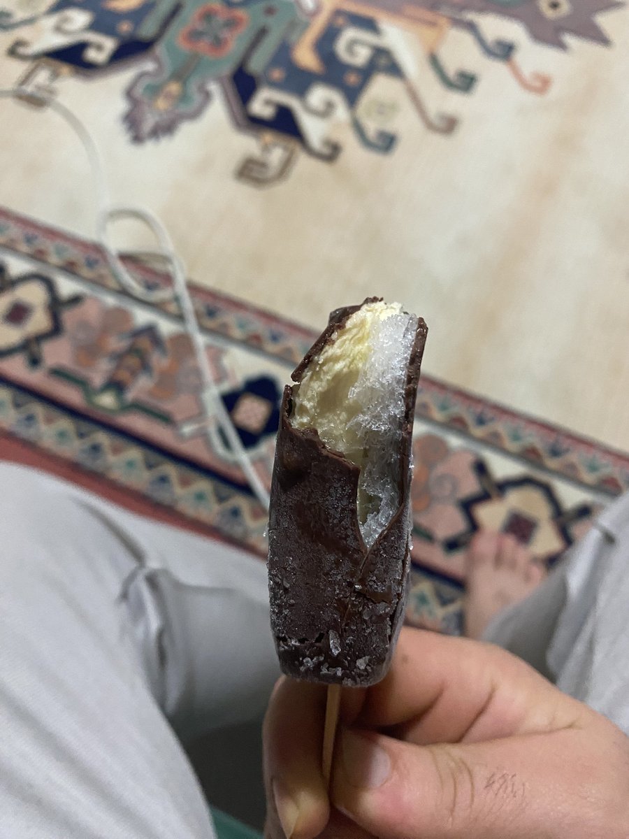 MuhammedElma42's tweet photo. @MagnumTurkiye  bu ne biçim bir üründür 6 lı mini paketlerinizden aldım ve 3 tanesi böyle https://t.co/c1KeCPqlau
