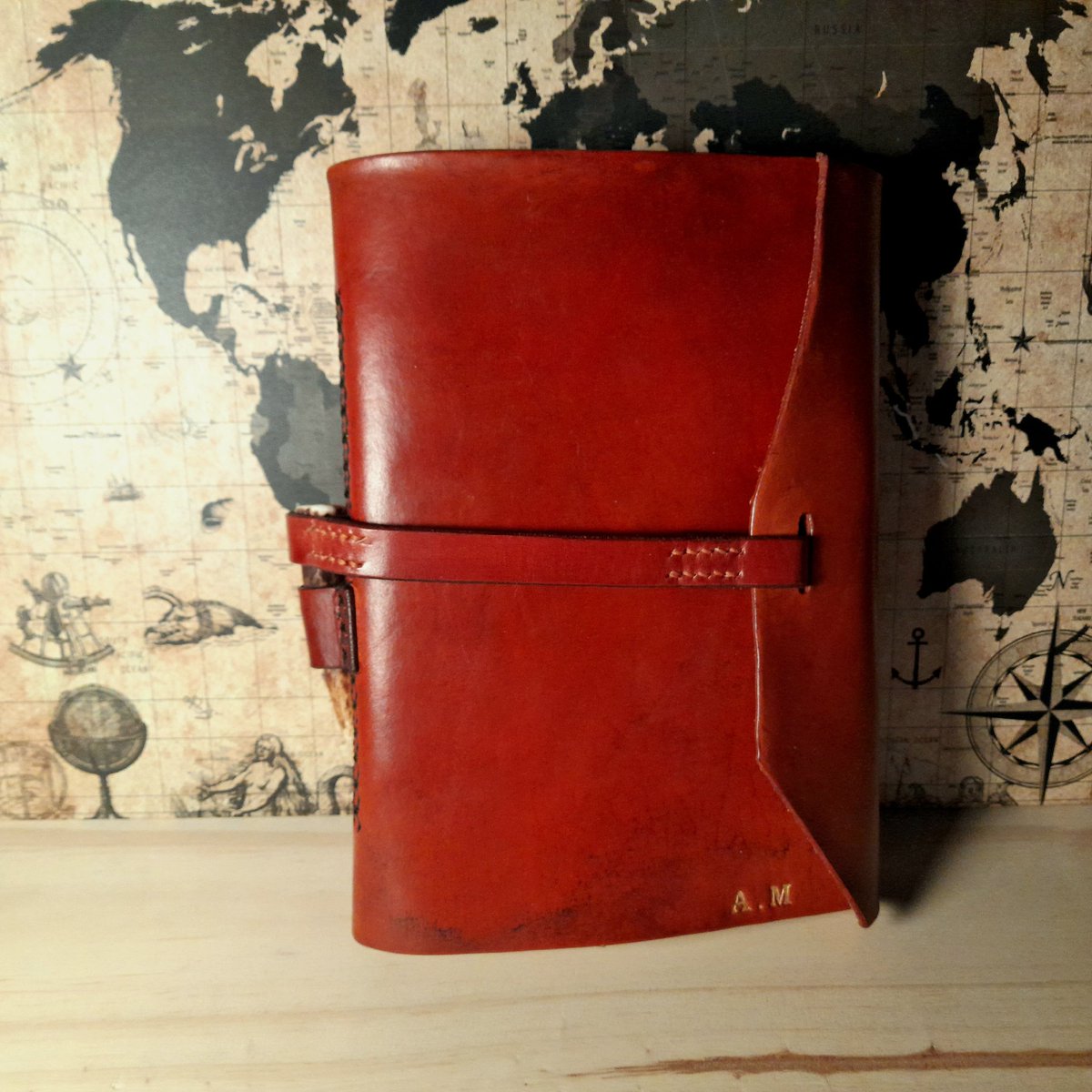 Patate_fixe's tweet photo. Dernière commande réalisée : un carnet avec couverture en cuir et des anneaux ouvrables pour pouvoir mettre et enlever des feuilles. Le carnet se ferme avec un petit rabat et un bois de cerf qui se loge dans une boucle sur la tranche. https://t.co/iyYVpqmaXc