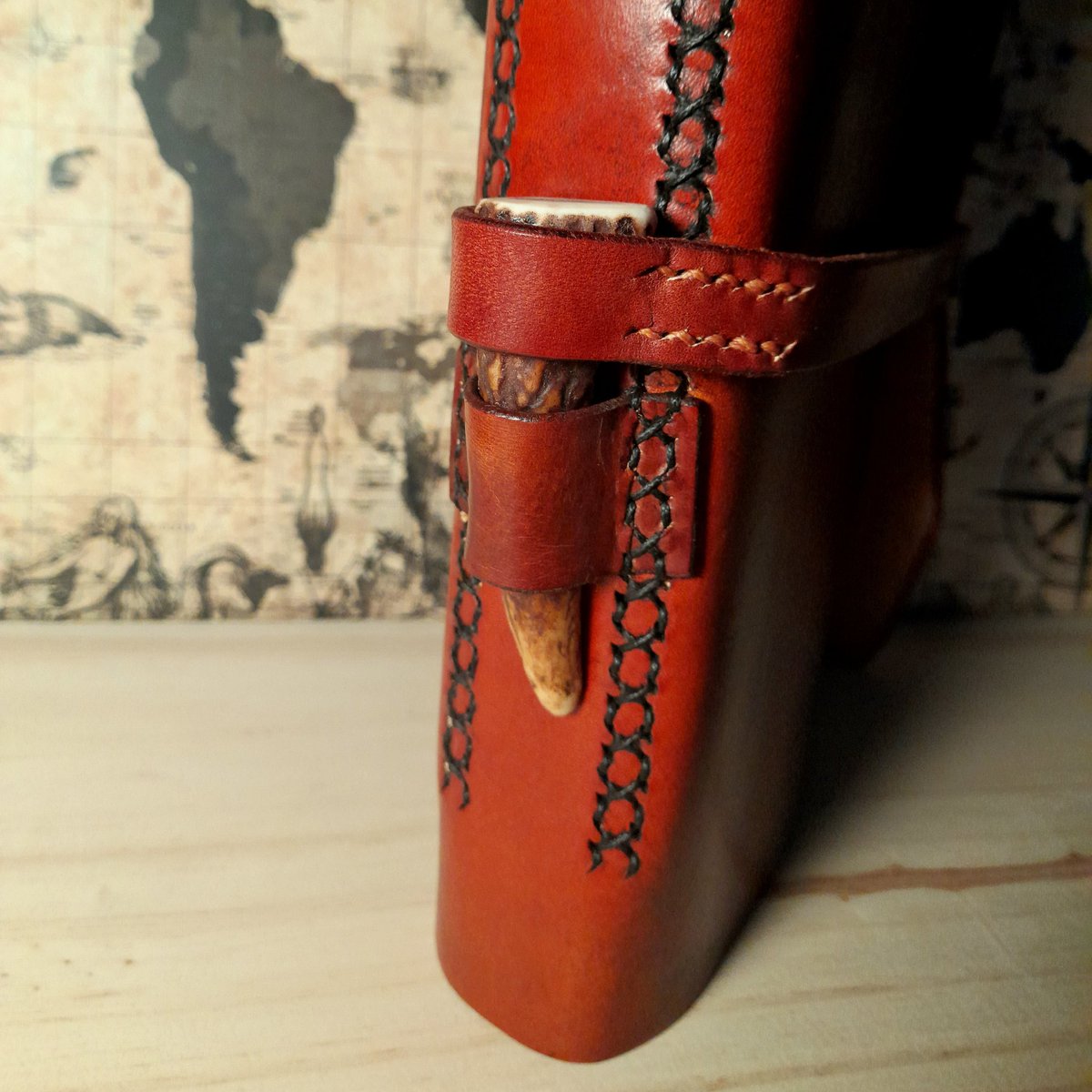 Patate_fixe's tweet photo. Dernière commande réalisée : un carnet avec couverture en cuir et des anneaux ouvrables pour pouvoir mettre et enlever des feuilles. Le carnet se ferme avec un petit rabat et un bois de cerf qui se loge dans une boucle sur la tranche. https://t.co/iyYVpqmaXc
