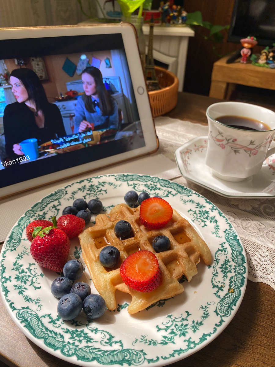 القعدة الحلوة مع لورلاي وروري ، المليانة شعاع شمس وصوت عصافير ورائحة قهوة ، قرمشة الوافل وحلاوة الفواكة وشراب القيقب 🤍