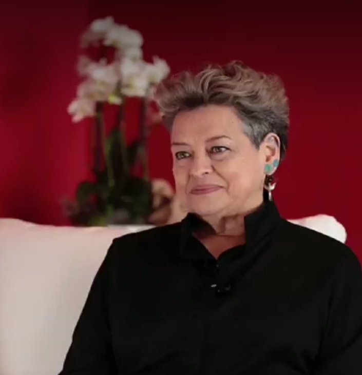 Y dónde esta la primera dama de Coyolón Arévalo?

Se peinó, para México.