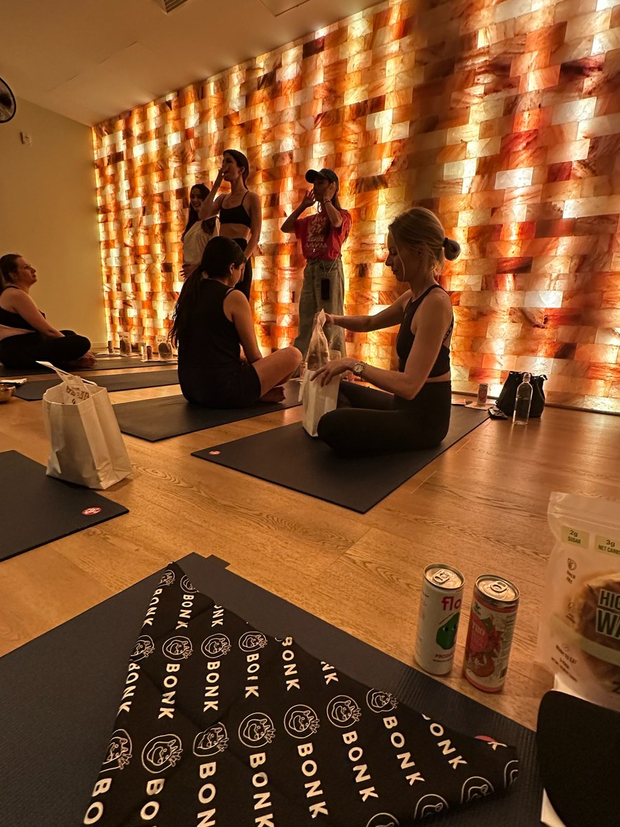 Yin yoga &amp; perfect reset with a moment for wellness during @SolanaConf accelerate week!
<a href="/getofflinexyz/">OFFLINE</a> with <a href="/bonk_inu/">BONK!!!</a> @drinkflojo <a href="/CudisWellness/">CUDIS</a>