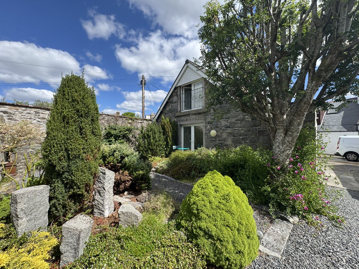 ApplePearCottag's tweet photo. Well the ☀️ been out again today &amp; the cottage still have some availability for the summer. Apple &amp; Pear tree cottage. https://t.co/ypiL7BCUY3
#scotland #dumfriesandgallowsy #hoildaycottage #Gallowayhills #newtonstewart https://t.co/8Sk0UVXecR