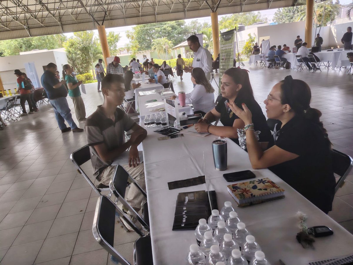 STPS_Colima's tweet photo. ⭐¿Buscas trabajo? 
👉Ya inició la #FeriaDeEmpleo Villa de Álvarez 2025.
Te esperamos hoy jueves 22 de mayo en el Casino del SNTE 39, de 10 de la mañana a 4 de la tarde.
35 empresas con vacantes para diferentes áreas y niveles escolares.
Te esperamos!!! 
#SNEColima #TrabajoColima https://t.co/uZuBmoRbwD