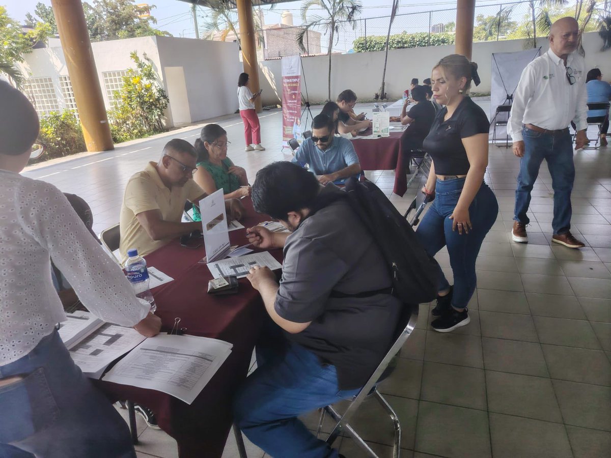STPS_Colima's tweet photo. ⭐¿Buscas trabajo? 
👉Ya inició la #FeriaDeEmpleo Villa de Álvarez 2025.
Te esperamos hoy jueves 22 de mayo en el Casino del SNTE 39, de 10 de la mañana a 4 de la tarde.
35 empresas con vacantes para diferentes áreas y niveles escolares.
Te esperamos!!! 
#SNEColima #TrabajoColima https://t.co/uZuBmoRbwD