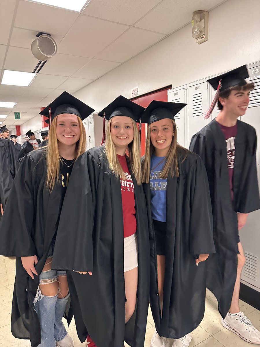 FZS_SwimandDive's tweet photo. More pictures, I will miss them all so much. #FZGradWalk2025 https://t.co/jLPzRc2y8W