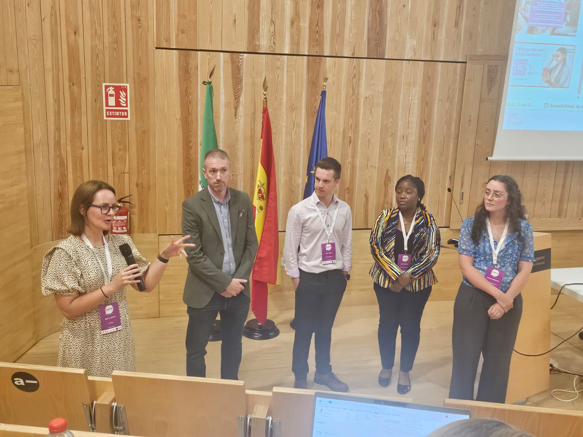 Presenting our research today at #GranadaDMHW2025 😊