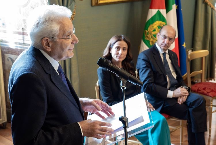 IAIonline's tweet image. Il Presidente della Repubblica, Sergio Mattarella, in occasione del 60° anniversario di fondazione dello IAI - Istituto Affari Internazionali, ha ricevuto nel pomeriggio al @Quirinale una delegazione guidata dal Presidente, Michele Valensise e dal Direttore, Nathalie Tocci