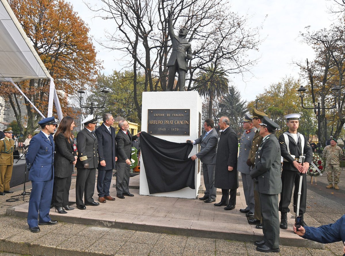 ¡Contribuyendo a la memoria histórica de Temuco! 👏🏼
En el marco de la conmemoración del Día de las Glorias Navales, celebramos la ceremonia de reinauguración de la estatua de Arturo Prat en la Plaza Teodoro Schmidt de Temuco, tras cinco años de ausencia.