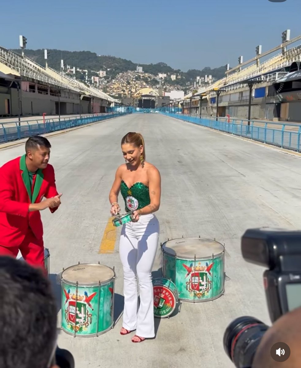 Ofelipecaetano's tweet photo. De um lado, a Mocidade Independente anunciando “Rita Lee, a padroeira da liberdade” como enredo. 🤩

Do outro, a Grande Rio entregando a Virgínia do Tigrinho como Rainha de Bateria. 👹

Vou chamar de desproporcional, no mínimo. https://t.co/KAaAZAmPf6