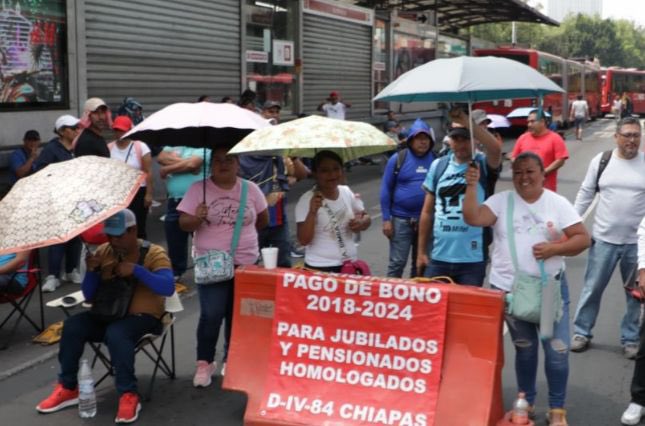 AbejorroMedia's tweet image. 🚨🚨🚨
#Maestros de la #CNTE mantienen #bloqueos en varios puntos de #PaseoDeLaReforma, entre ellos la Glorieta #ÁngelDeLaIndependencia, la #Embajada de #EstadosUnidos, la #BMV y el cruce de Avenida de los #Insurgentes con #Eje1 Norte (#Buenavista). La circulación de la #Línea1