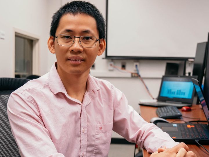 #CullenCollege's Hien Van Nguyen unveils MedGaze — an AI system that mimics how radiologists visually scan X-rays. 🧠👀

Currently trained on chest X-rays, MedGaze is paving the way for MRI &amp; CT scan analysis too.
Learn more: egr.uh.edu/news/202505/ec…