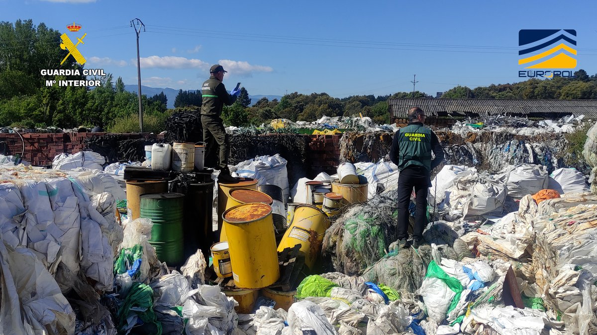 Desarticulada una organización criminal dedicada al tráfico ilegal internacional de residuos plásticos" Cinco personas han sido detenidas y otras 15 están siendo investigadas por la Guardia Civil en el marco de la operación “Finoplast”, que ha permitido...
informativos.net/2025/desarticu…