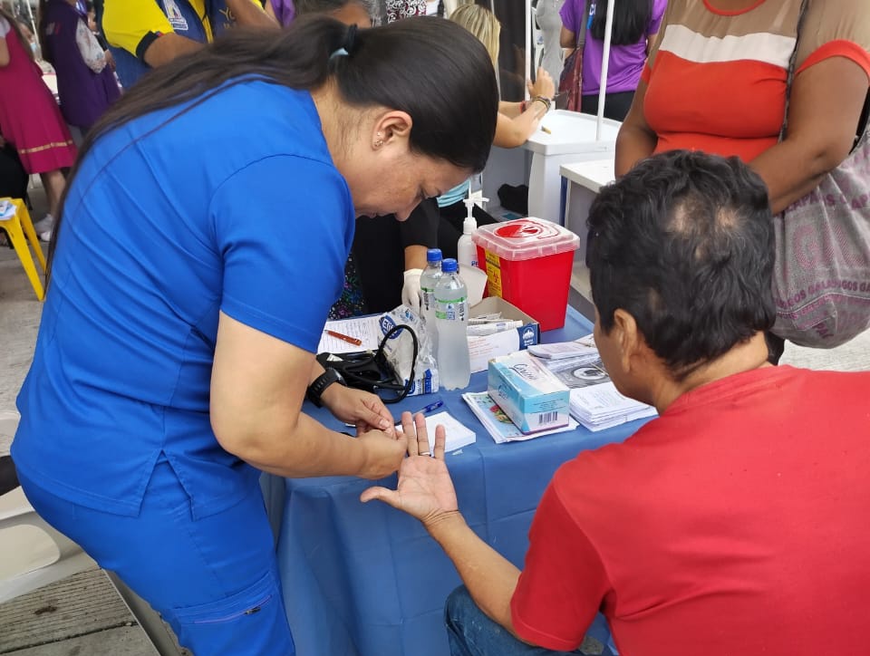 Médicos del Hospital del Día Sur Valdivia acudieron a la parroquia Febres Cordero dónde brindaron servicios de:
✅ Médico General 👨🏼‍⚕️👩🏻‍⚕️
✅ Toma de signos vitales 🩺
✅ Entrega de medicamentos preventivos 💊
✅ Derivación para consultas a especialistas 🏥
