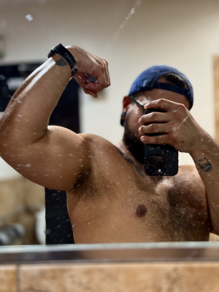Da_Salvi_Wulf's tweet photo. Who like sweaty pits and pecs? 

#gaytwitter #gaylatino #musclenerd #gaymusclecub https://t.co/VPWTrT5SFy