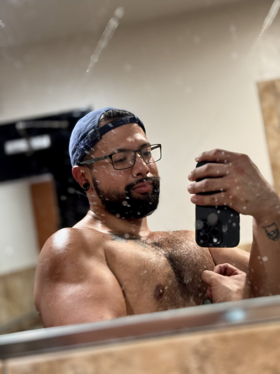 Da_Salvi_Wulf's tweet photo. Who like sweaty pits and pecs? 

#gaytwitter #gaylatino #musclenerd #gaymusclecub https://t.co/VPWTrT5SFy