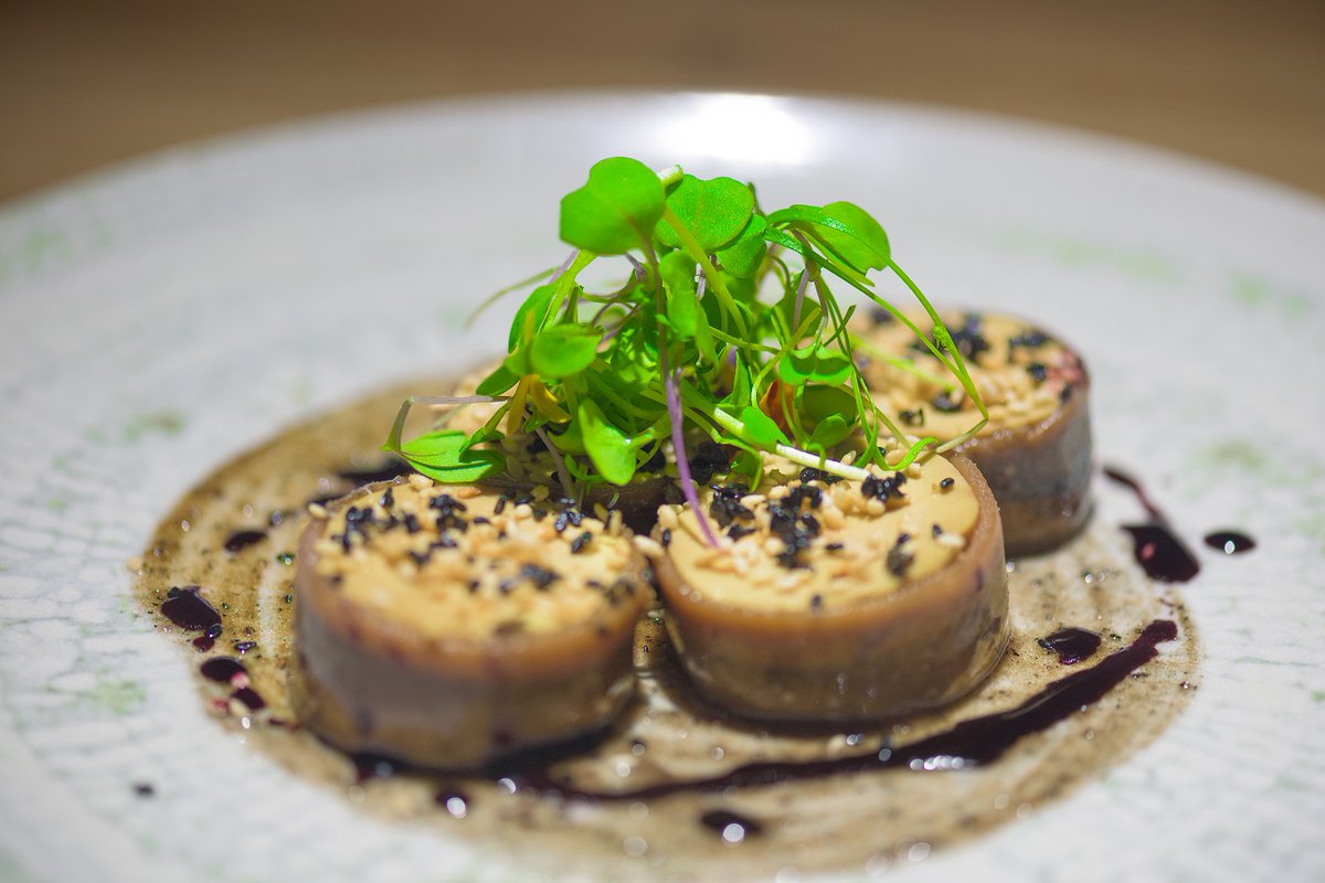 ELALQUIMISTA3's tweet photo. #Alquimista, hay placeres difícil resistirse y, aunque lo intentes, es imposible reprimirte al sabor de nuestro #foie a la sal con anchoas, sésamo y aceite de trufa🙌. Si no visitas este finde, no olvides comenzar tu almuerzo con este delicioso #entrante😏 https://t.co/WhBQ6REcuo https://t.co/nA1DijaiNU