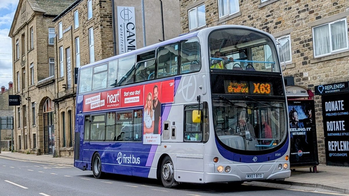 WC2512's tweet photo. Ex Manchester B9TL going strong over the Pennines in a smart new livery ๐คฉ
(Ex FGM Bury and Bolton depots)
#FirstWestYorks 37291 - MX07 BTO in #Brighouse this afternoon working a X63 service heading to #Bradford. https://t.co/w8Q2mjEZ0Z