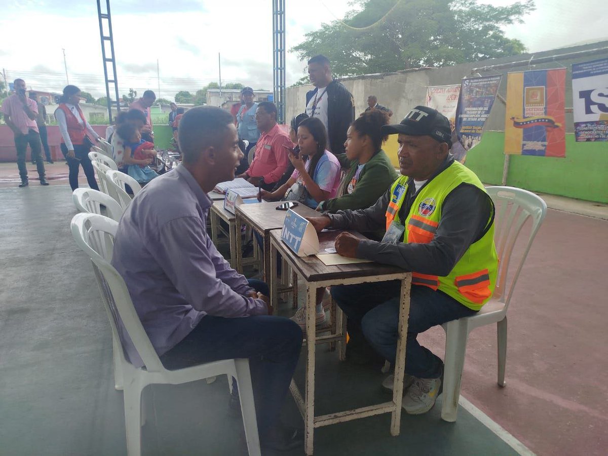 InttContigo's tweet photo. Trabajadores del INTT, oficina San Fernando, continúan en jornada de Tribunales Móviles, donde orientan a usuarios a tramitar sus documentos vehículares y Licencias para conducir https://t.co/x8e6Xw0KTH