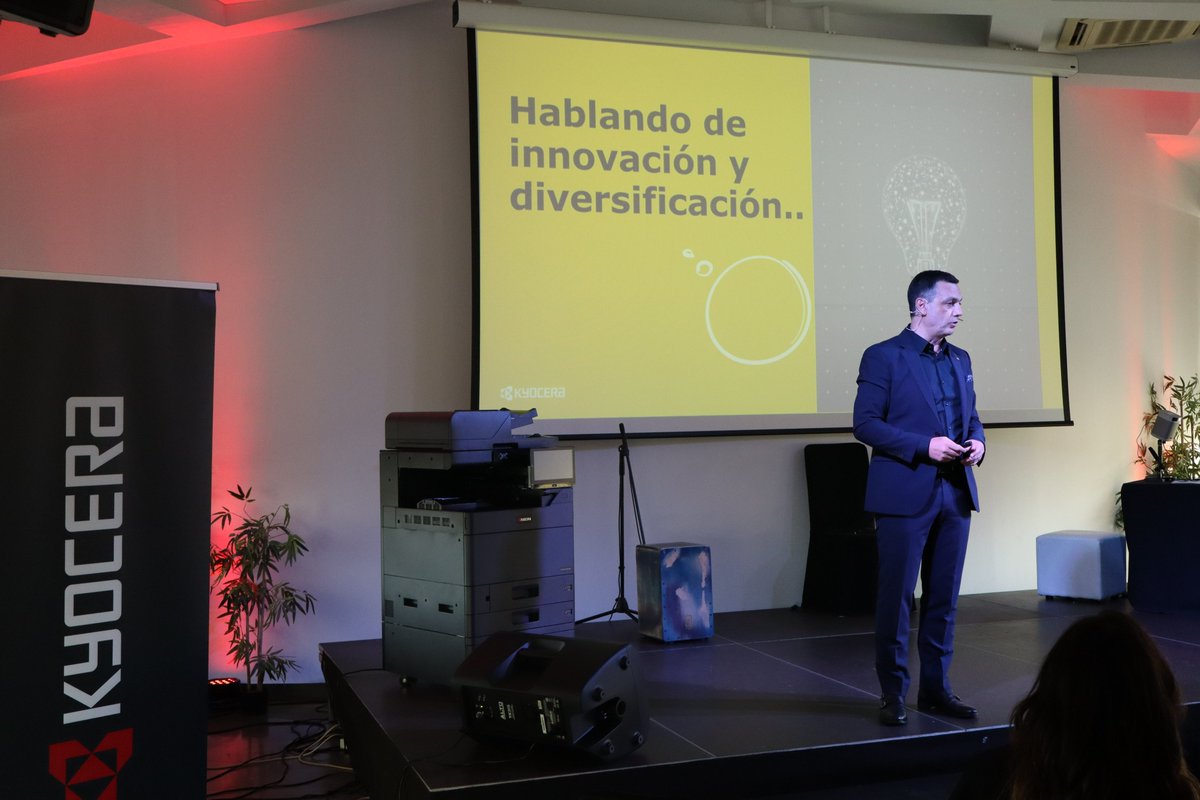 KYOCERA_DS_ES's tweet image. Continúa el paseo por la innovación: diversificación con Smart Business Solutions, una conversación japonesa-andaluza que nos lleva a negocios futuros, sin olvidar la impresión comercial #Inkjet.

#ConvencionKyocera2025
#InnovacionConProposito