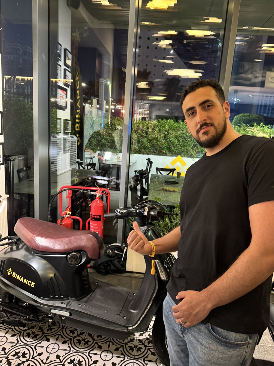 Mr. Desk tweet media