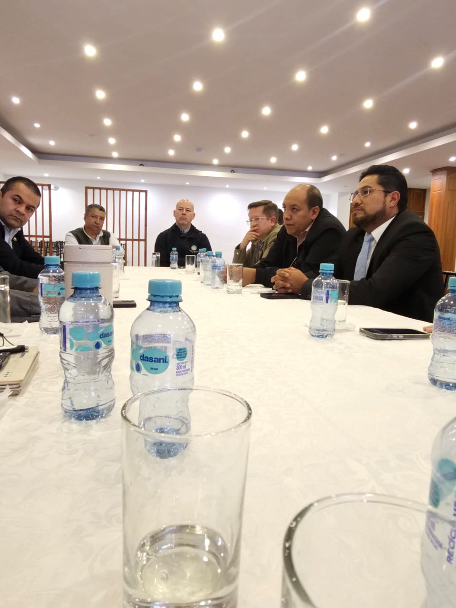 Reunión con @ObrasPublicasEc Zonal 6 para tratar la problemática vial la vía Cuenca-Molleturo en agosto iniciarán las intervenciones Como sector de transportación estaremos atentos a los pasos que se tomen y esperamos que se cumplan los plazos establecidos <a href="/goberazuay/">Gobernación del Azuay</a> <a href="/tomebamba/">La Voz del Tomebamba</a>