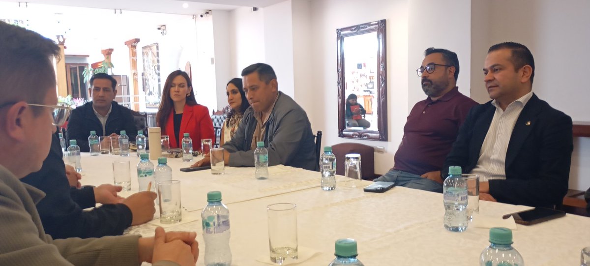 PachiCherrez's tweet photo. Reunión con @ObrasPublicasEc Zonal 6 para tratar la problemática vial la vía Cuenca-Molleturo en agosto iniciarán las intervenciones Como sector de transportación estaremos atentos a los pasos que se tomen y esperamos que se cumplan los plazos establecidos @goberazuay @tomebamba https://t.co/WKJ5hMdK9p