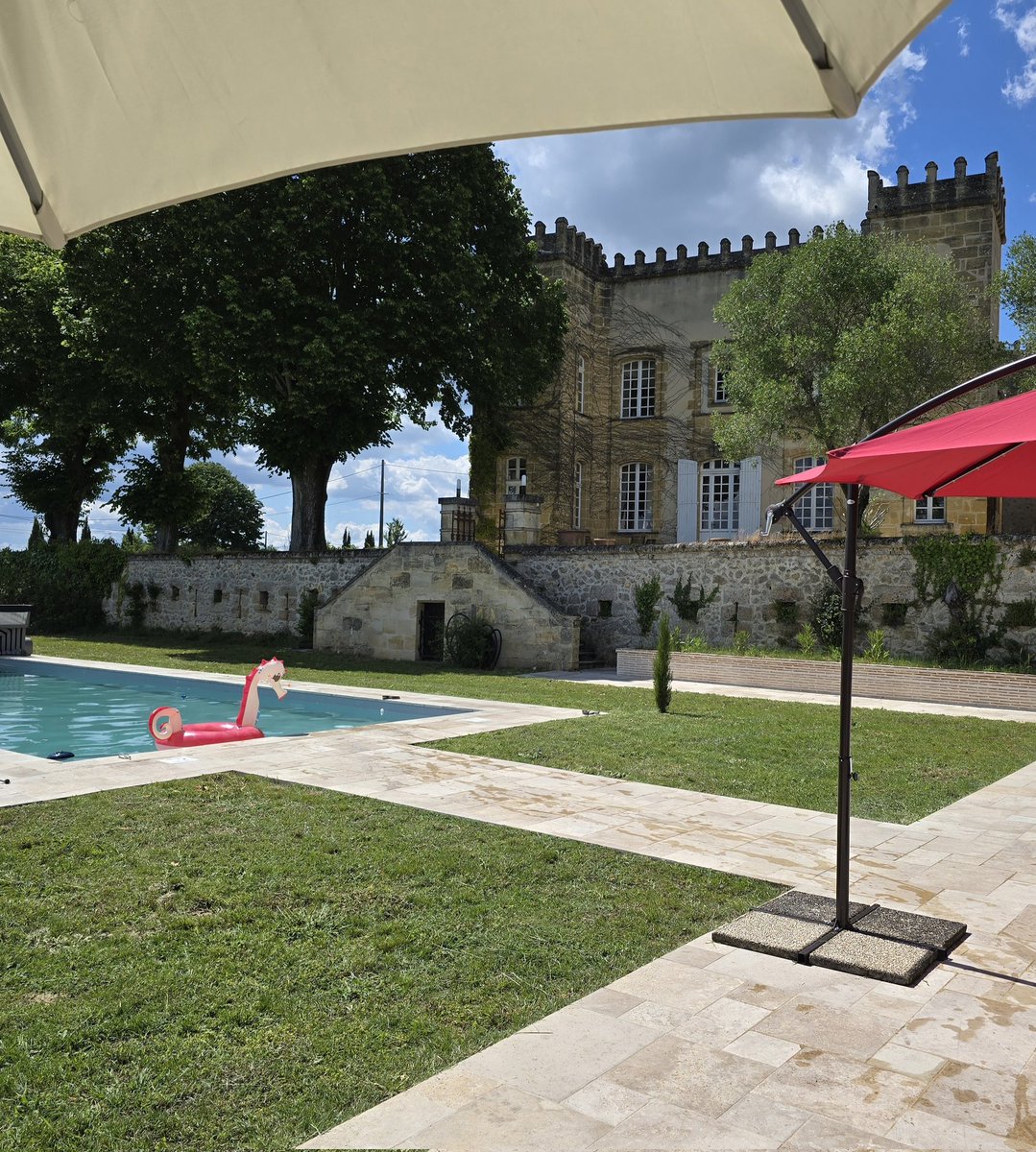 Home for the next few days - a 16th-century chateau, just outside Bordeaux. 

That'll do nicely. 🇫🇷🍷🏰