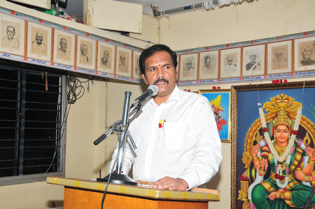 Gurudevnk16's tweet photo. ಬೆಂಗಳೂರಿನ ಹೊಂಬೆಗೌಡ ನಗರದ ಕನ್ನಡ ಯುವಜನ ಸಂಘದಲ್ಲಿ "ಕರ್ಣಾಟ ದೇಶವನ್ನು ಕಟ್ಟಿದ ಐತಿಹಾಸಿಕ ಪುರುಷರು" ವಿಷಯದ ಬಗ್ಗೆ ಉಪನ್ಯಾಸ ನೀಡಿದೆ. ಜೊತೆಗೆ ಸಂಘದ ಅಧ್ಯಕ್ಷರಾದ ಶ್ರೀ ಜಗದೀಶ್ ರೆಡ್ಡಿ ಇದ್ದಾರೆ.
#ಕನ್ನಡಅಸ್ಮಿತೆ 💛❤️ https://t.co/IzE55gSZEW