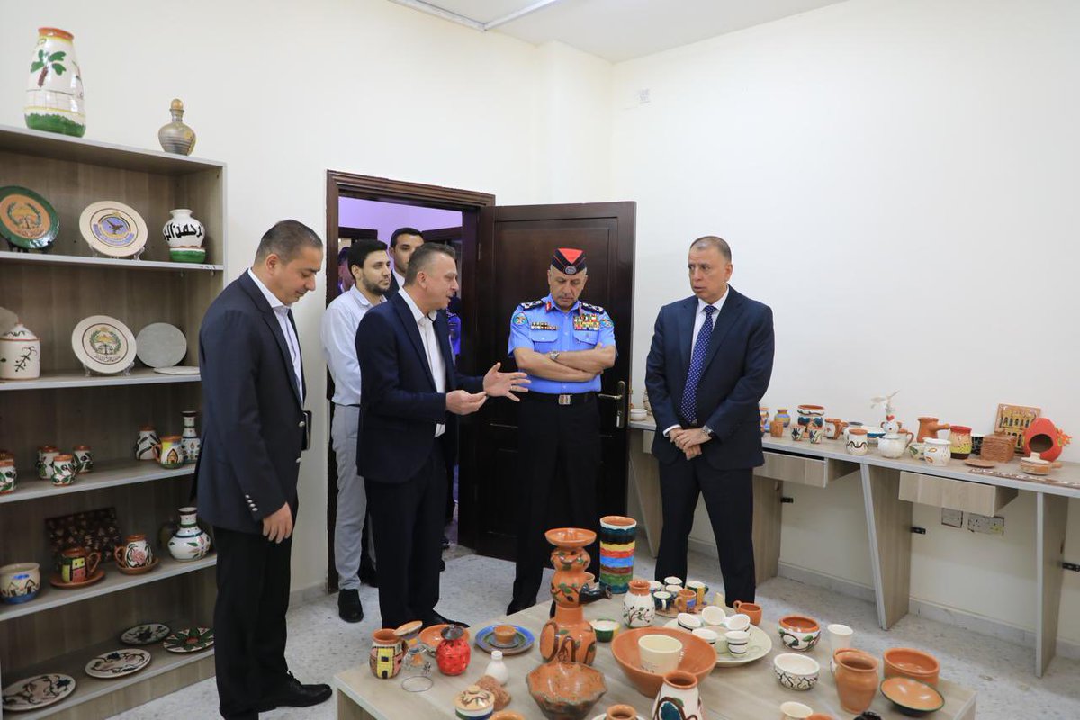 زرت اليوم مركز معالجة الإدمان التابع لإدارة مكافحة المخدرات. المركز يتسع لـ170 شخص ويتلقى فيه العلاج حاليًا فقط 35 شخصا. اليوم يقدم المركز خدمات العلاج الجسدي والإرشاد النفسي والإقامة وتعليم الحرف اليدوية.
في المركز رأيت شباب من مختلف الأعمار، قرروا ألا يستسلموا لهذه الآفة وأن