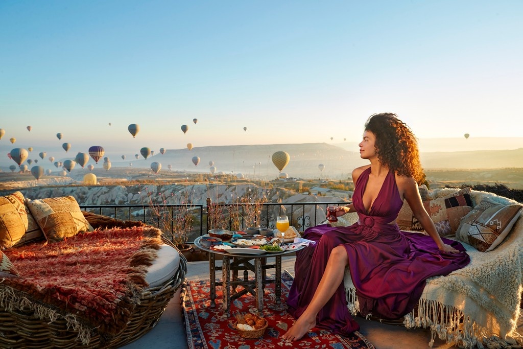 antoniocphoto's tweet image. A breakfast you never forget 
Captured this moment at @relaischateaux’s cave hotel in Cappadocia — beautiful guest, sky full of balloons, view like a painting.

 @lilacappadocia makes it even better.

#Cappadocia #RelaisChateaux #LilacAppadocia 
antoniocuellarphotography.com