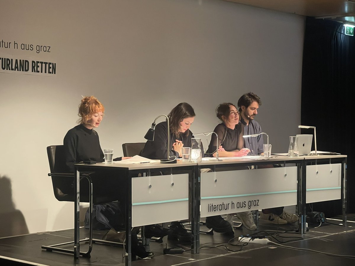 Im gut gefüllten <a href="/LithausGraz/">Literatur h aus Graz</a> hilft heute die Plattform gegen Kummer, Sorgen und Lebenskrisen. Anouk Friedli, Kerstin Hatzi, Kathrin Liess und David Wimmer-Wallbrecher zeigen, dass Literatur auch ein klein wenig Therapie sein kann. Durch den Abend führt Lilly Jagl.
