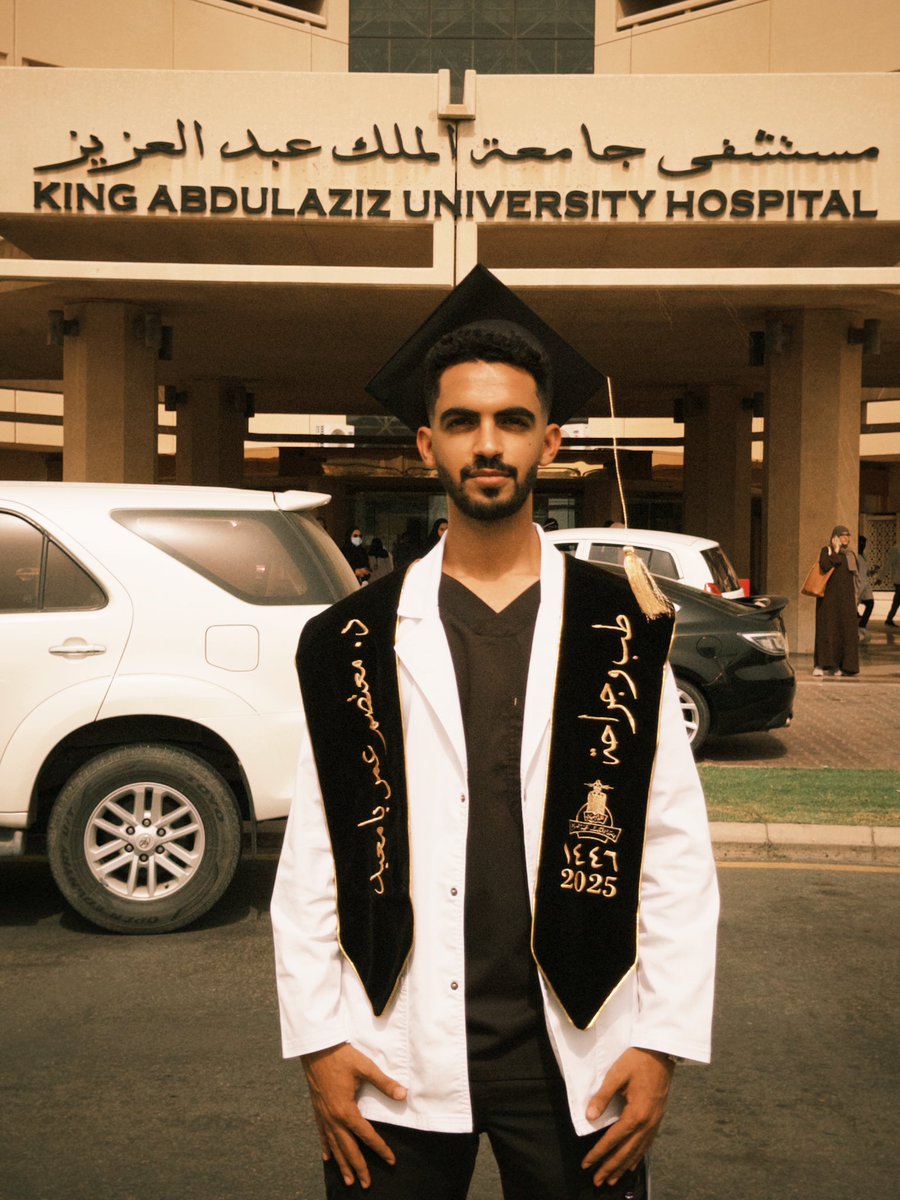 ienm5's tweet photo. Long story short I survived 

الحمدلله على توفيقه تخرجت اليوم من كلية الطب بجامعة المؤسس ❤️ https://t.co/tAy7QqLTc9
