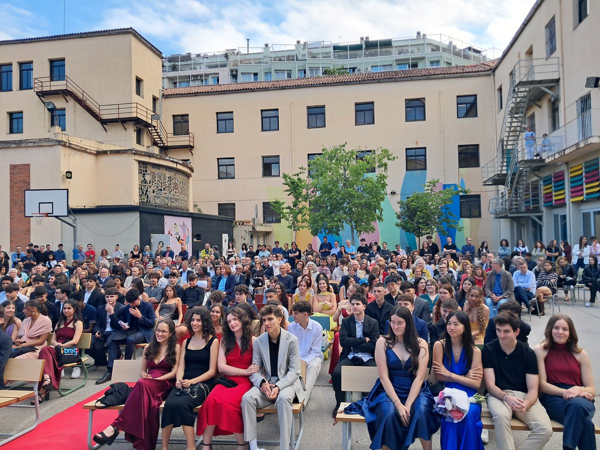 Avui acomiadem l'alumnat de batxillerat. Molta sort a partir d'ara.
...
#graduaciodebatxillerat