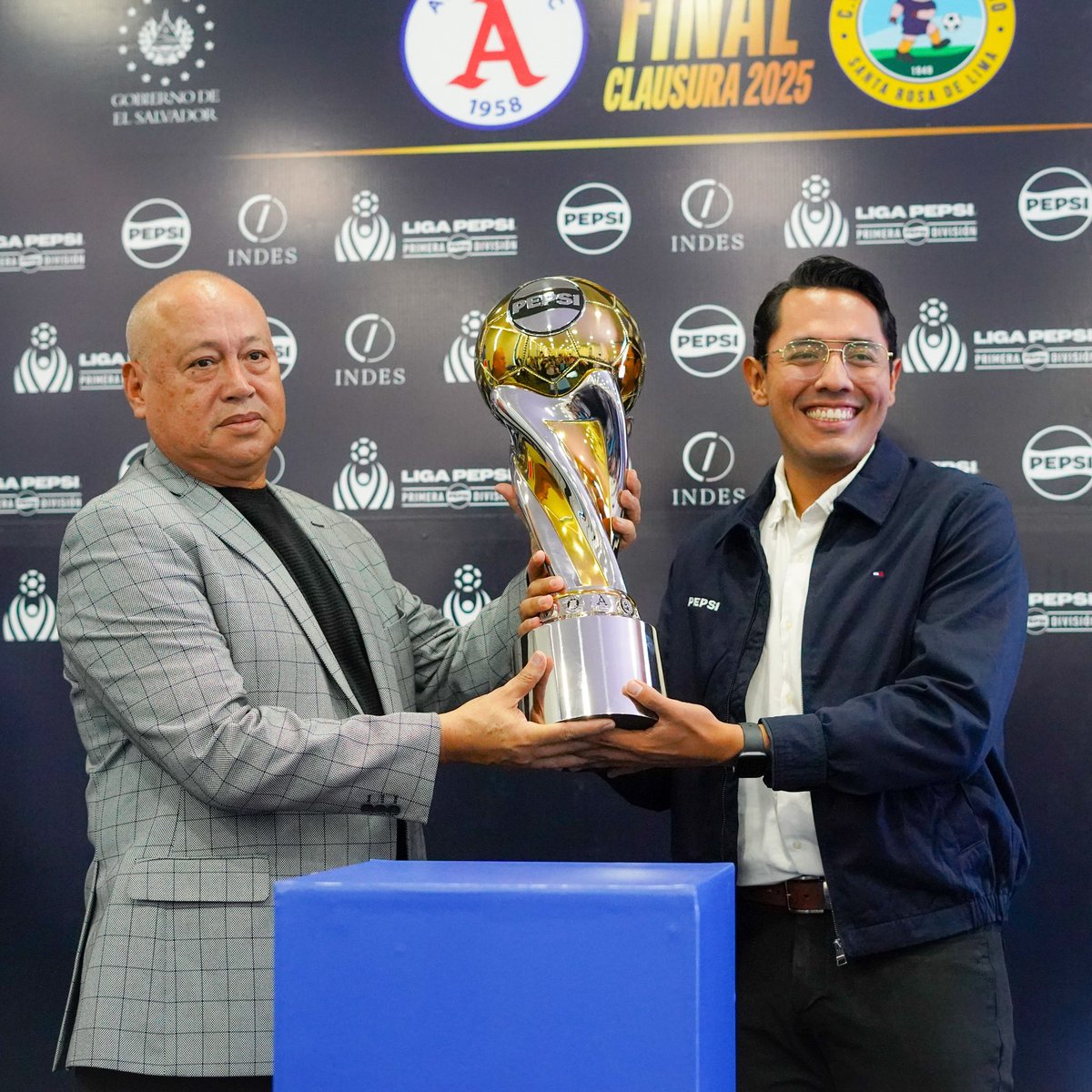 primerafutboles's tweet photo. Con la entrega oficial por parte del patrocinador @PepsiElSalvador al Pdte. De la Primera se concluye la 𝗖𝗼𝗻𝗳𝗲𝗿𝗲𝗻𝗰𝗶𝗮 𝗱𝗲 𝗣𝗿𝗲𝗻𝘀𝗮 👥🎙️
En la casa del Mágico González 🪄 @EstadioElMagico

#FinalLigaPepsi #Clausura2025 #ALIvsLIM https://t.co/iPeoeH6ohI